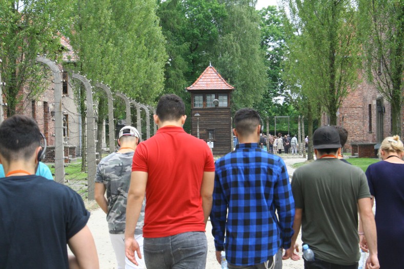 Jugendliche Besucher in der Gedenkstätte Ausschwitz