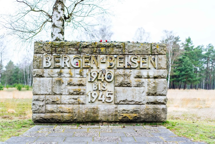 Gedenkmauer mit Aufschrift "Bergen-Belsen 1940 bis 1945)
