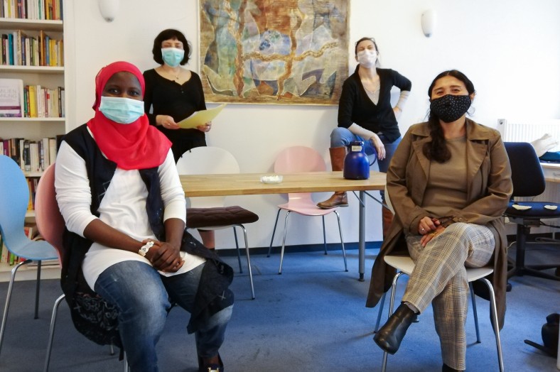 Proträtfoto vier Frauen mit Gesichtsmasken zum Schutz vor dem Coronavirus