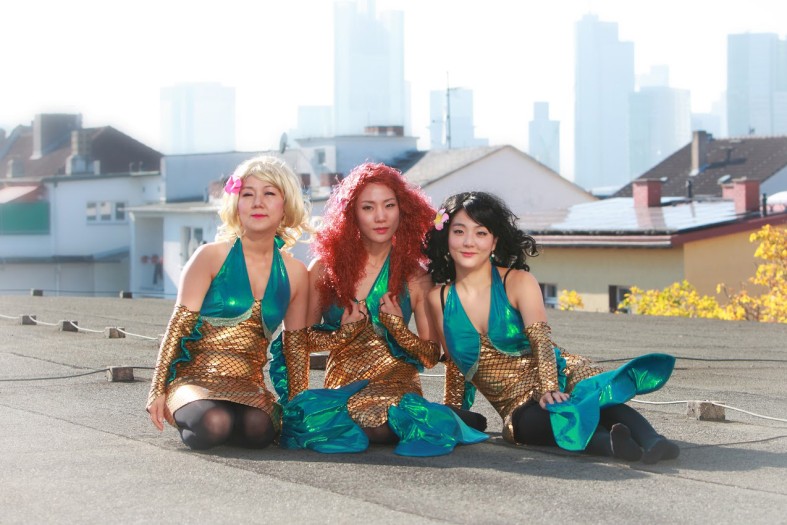 Proträtbild von drei Frauen in Kostümen