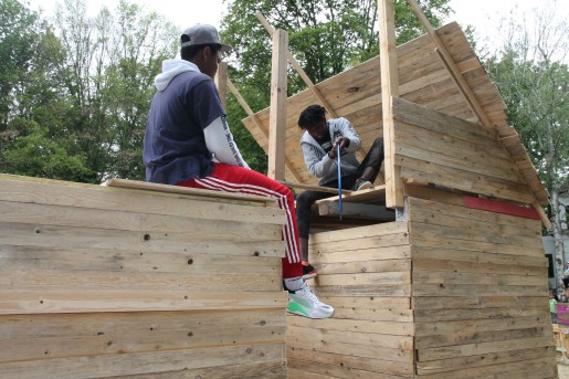 Zwei Jugendliche bauen eine Hütte