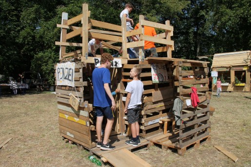 Jugendliche bauen eine Hütte