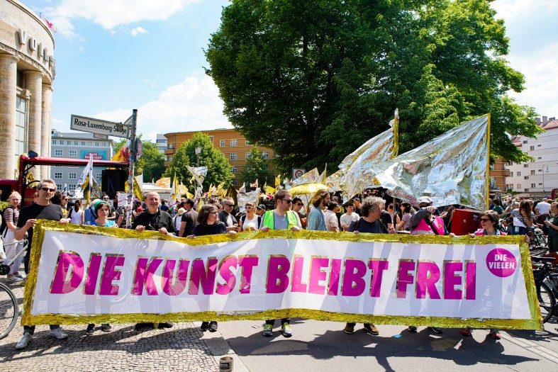 Demonstration in Berlin, viele Menschen tragen ein Banner mit der Aufschrift "Die Kunst bleibt frei"